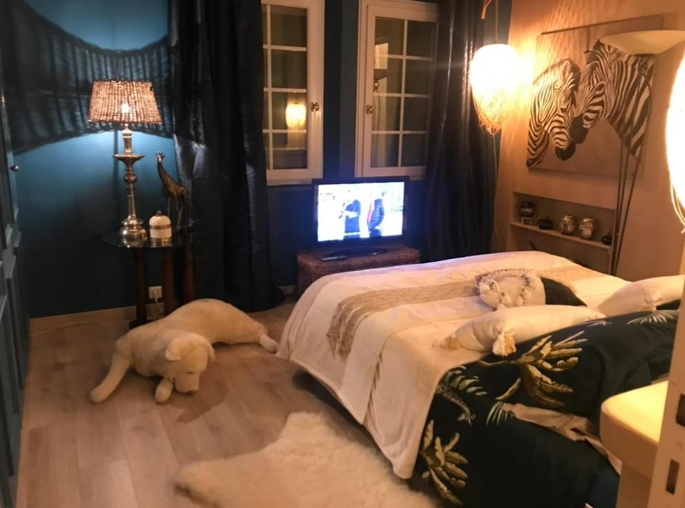 Bed, TV and multimedia, Photo of the whole room, Bedroom
