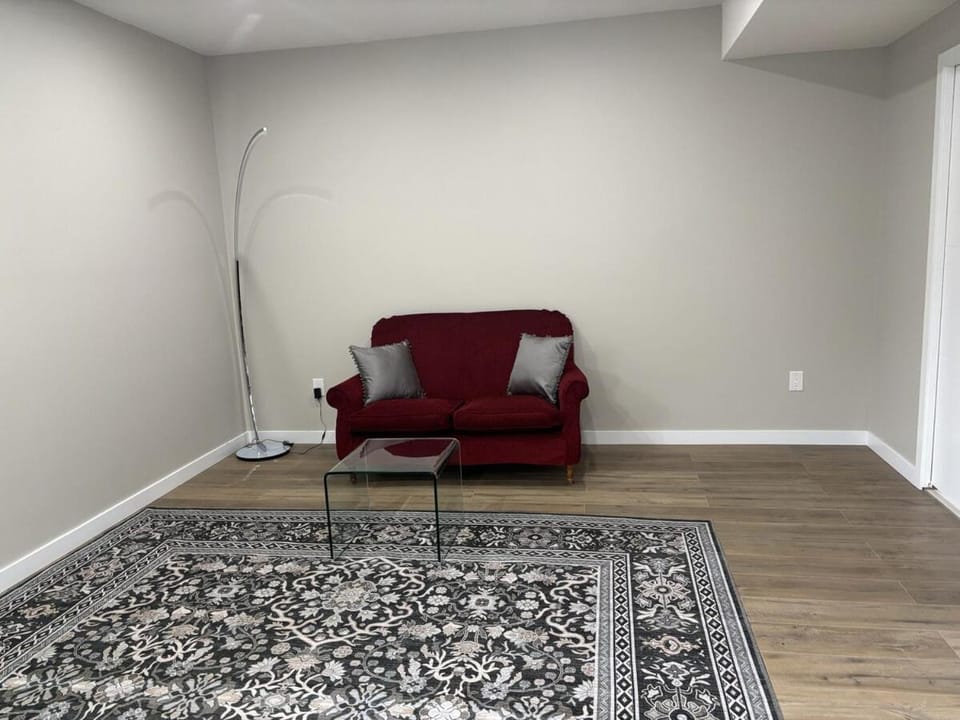 Luxury Basement suite near to YYC airport House in Calgary