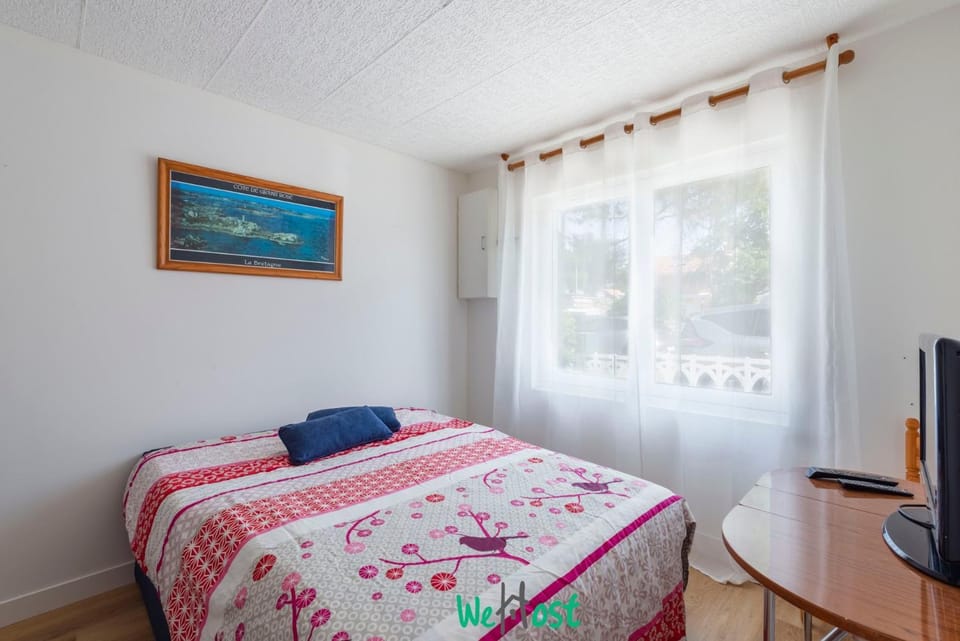 Cozy Nest with Private Garden Near Saint-Gildas Bed and Breakfast in La Plaine-sur-Mer