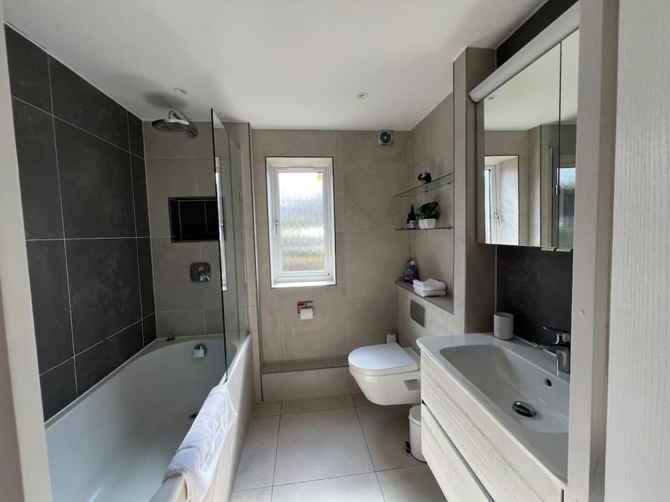 Premium 3-Bed, 2-Bath Apt in Blackheath with Parking Apartment in London Borough of Lewisham