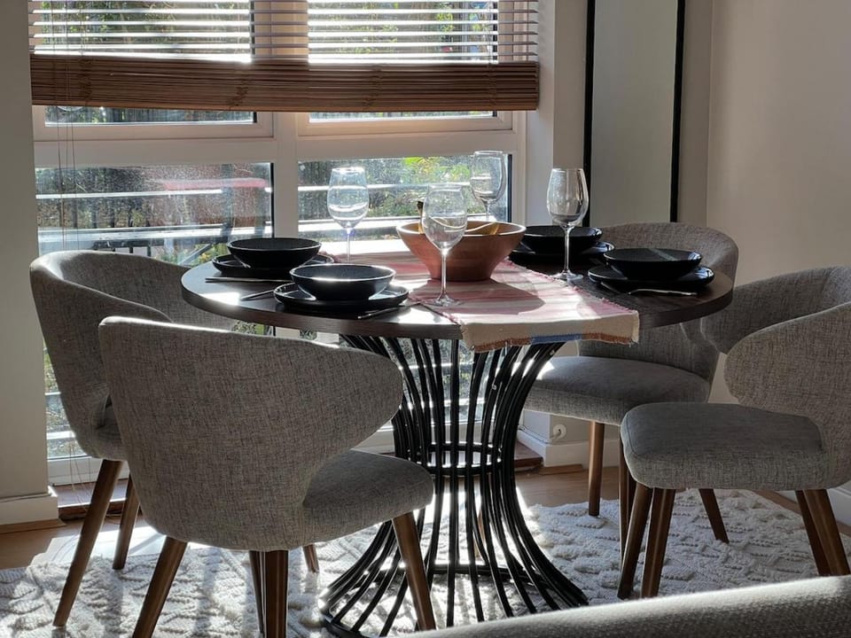 Premium 3-Bed, 2-Bath Apt in Blackheath with Parking Apartment in London Borough of Lewisham