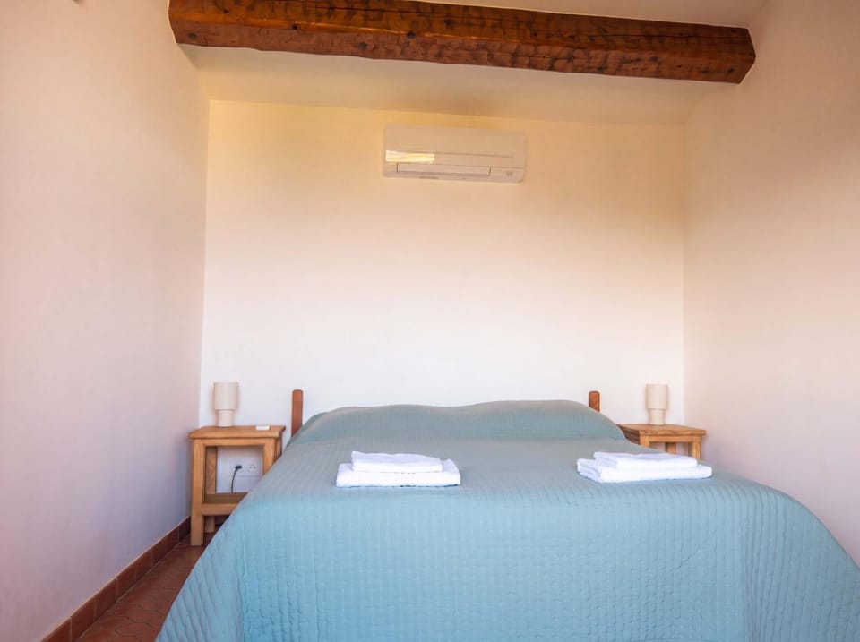 Bed, Photo of the whole room, Bedroom, towels, air conditioner