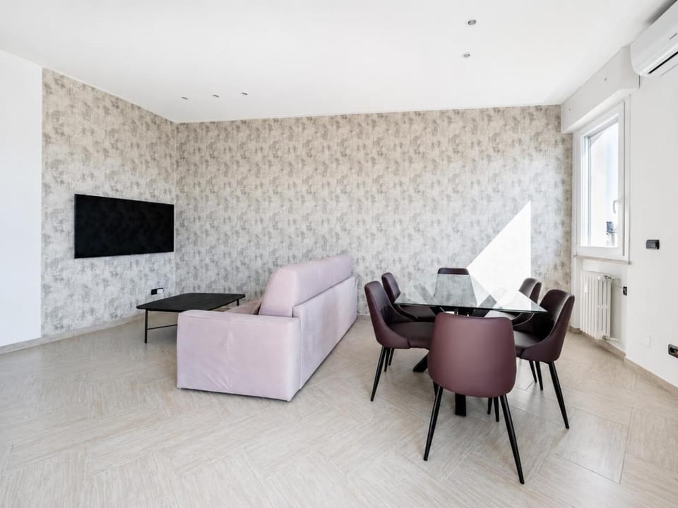 TV and multimedia, Living room, Seating area, Dining area