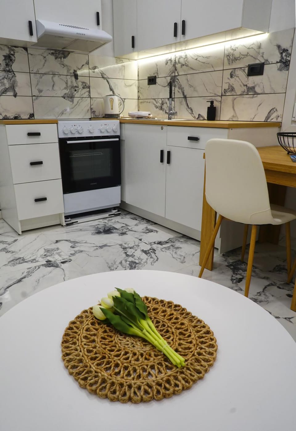 Kitchen or kitchenette, Dining area
