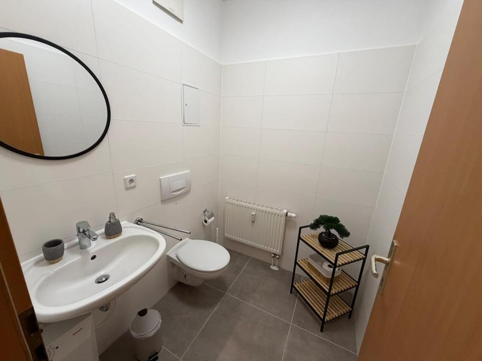 Toilet, towels