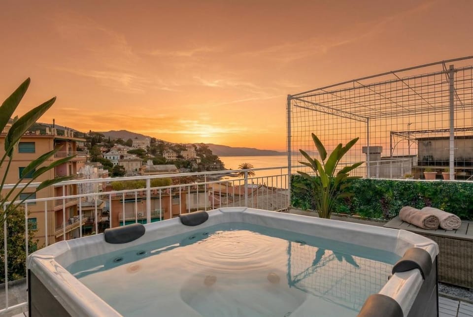 Rooftop with Sea View, Jacuzzi,Parking,AC Apartment in Santa Margherita Ligure