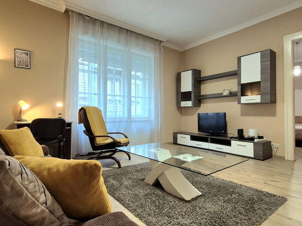 K42- Budapest Central 2 Bedroom Apartment in 7th District Apartment in Budapest