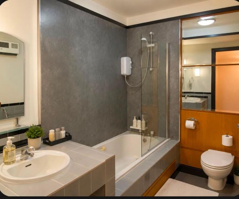Shower, Toilet, Bathroom, towels