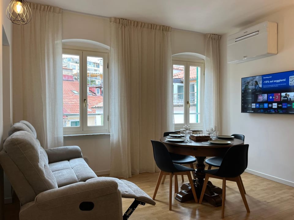 TV and multimedia, Living room, Dining area, Evening entertainment, air conditioner