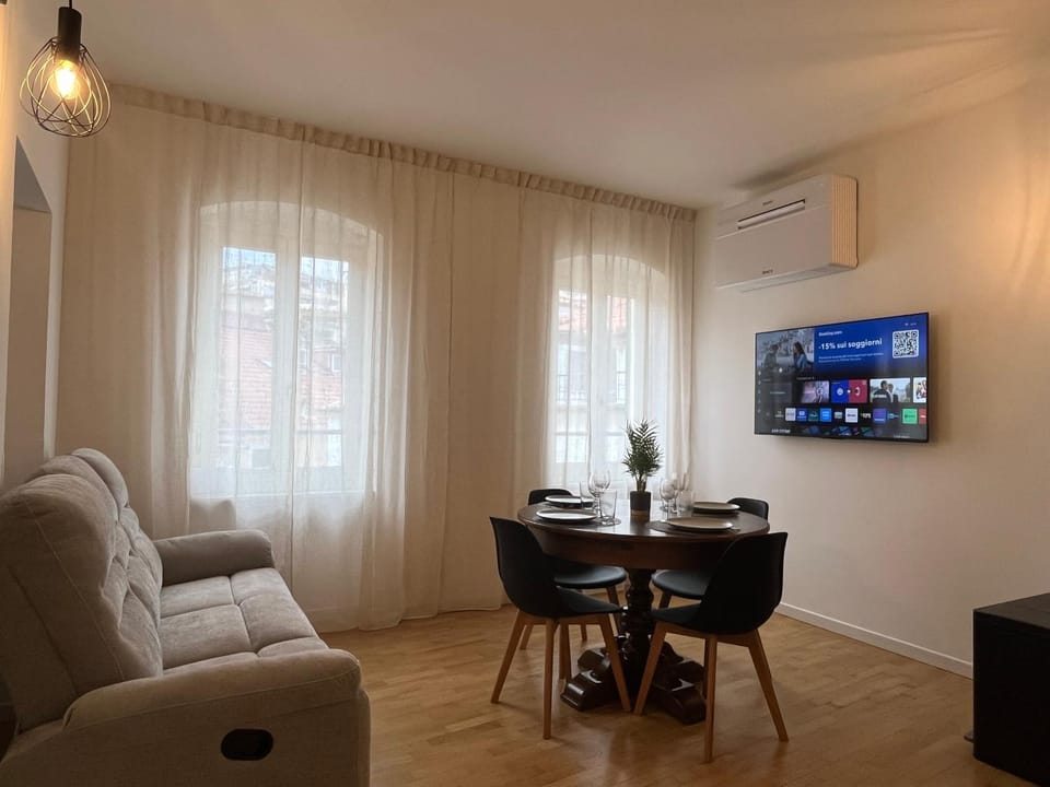 TV and multimedia, Living room, Seating area, Dining area, air conditioner