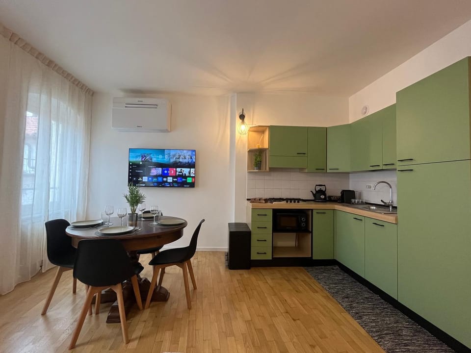 TV and multimedia, Kitchen or kitchenette, Dining area, stove