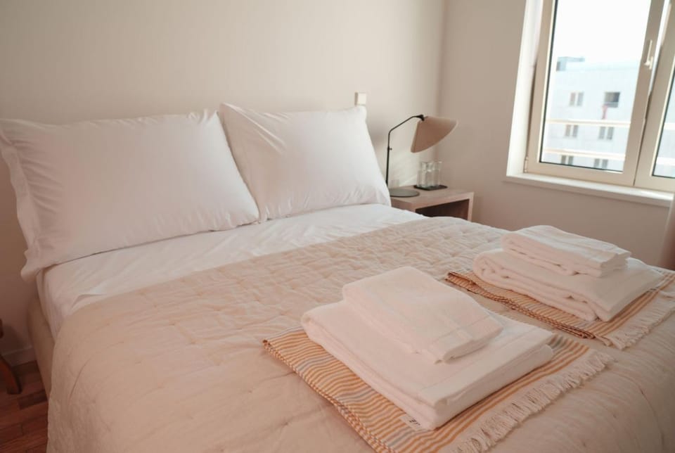 Bed, Bedroom, towels