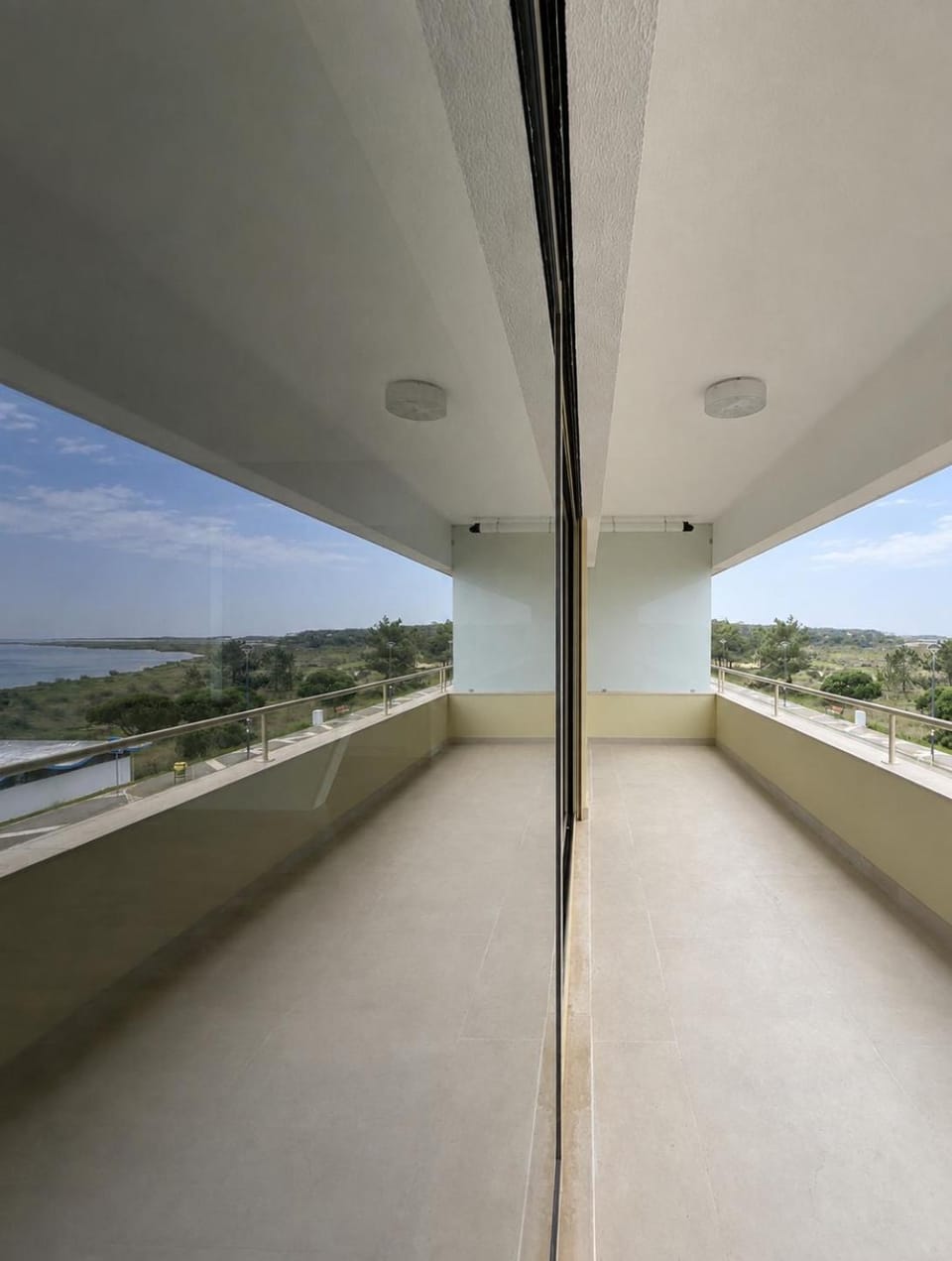View (from property/room), Balcony/Terrace, City view, Mountain view, River view