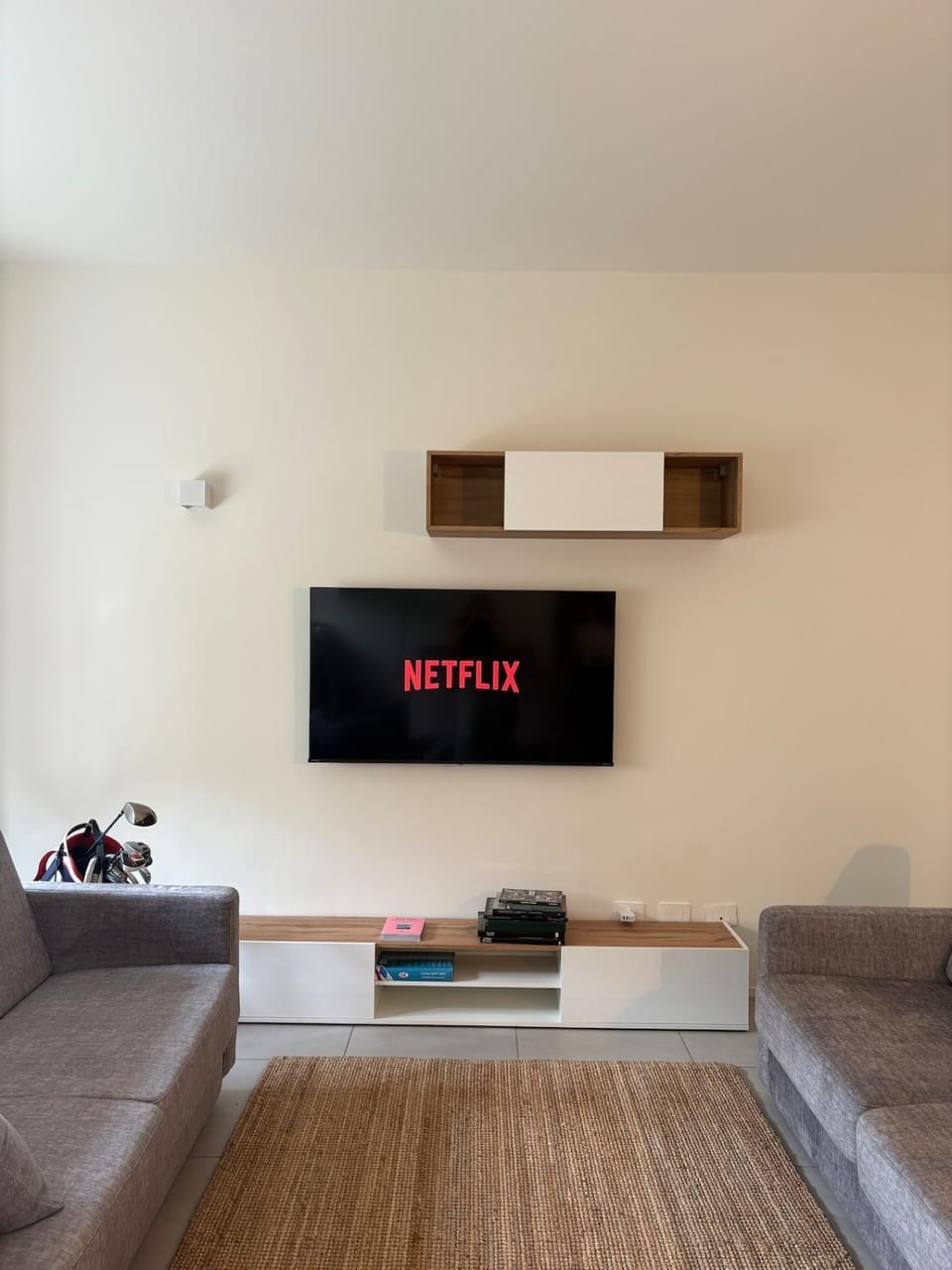 TV and multimedia, Living room, Evening entertainment