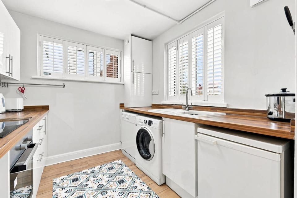 285 Rayleigh Road Apartment in Brentwood