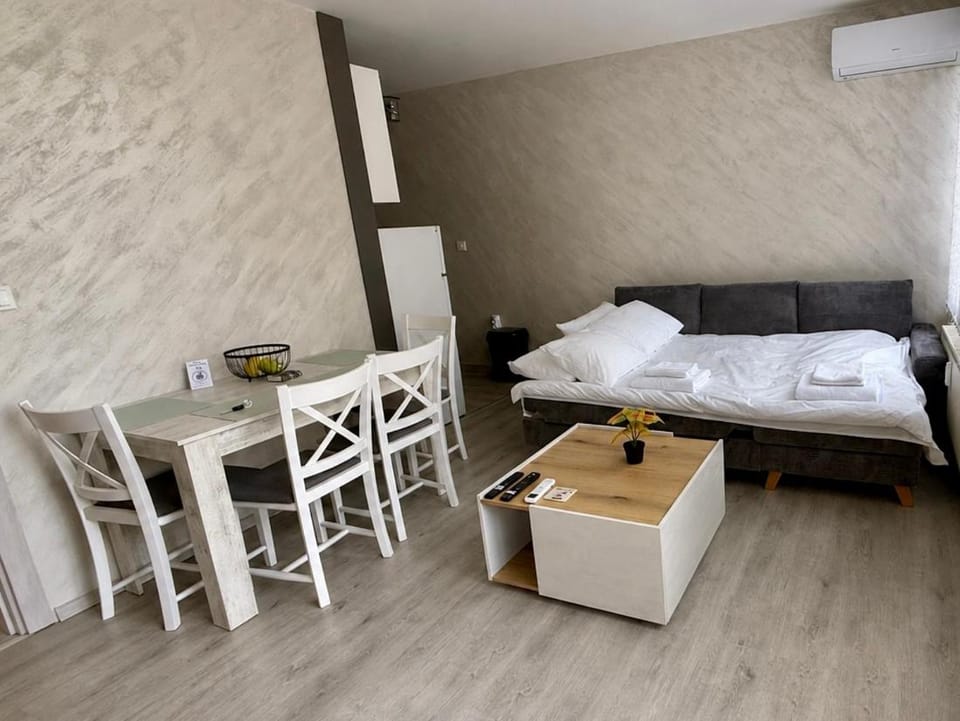 Bed, Photo of the whole room, Seating area, Dining area