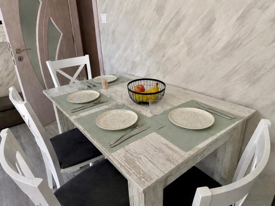 Living room, Food and drinks, Seating area, Dining area, Food