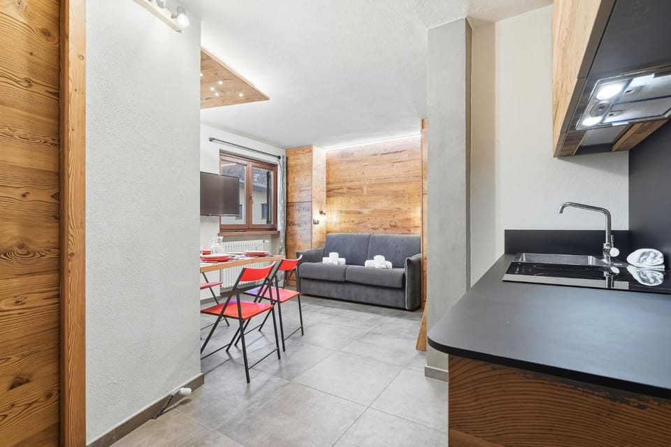 Mountain atmosphere at the starting point of the ski lifts Apartment in Sauze d'Oulx