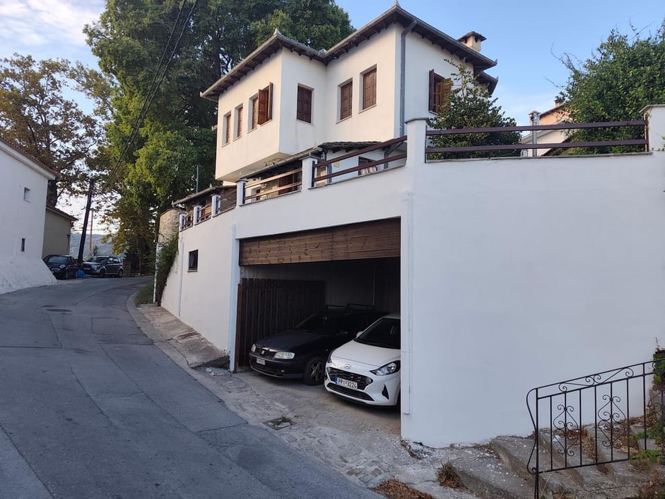 Property building, Day, Neighbourhood, Street view, Parking