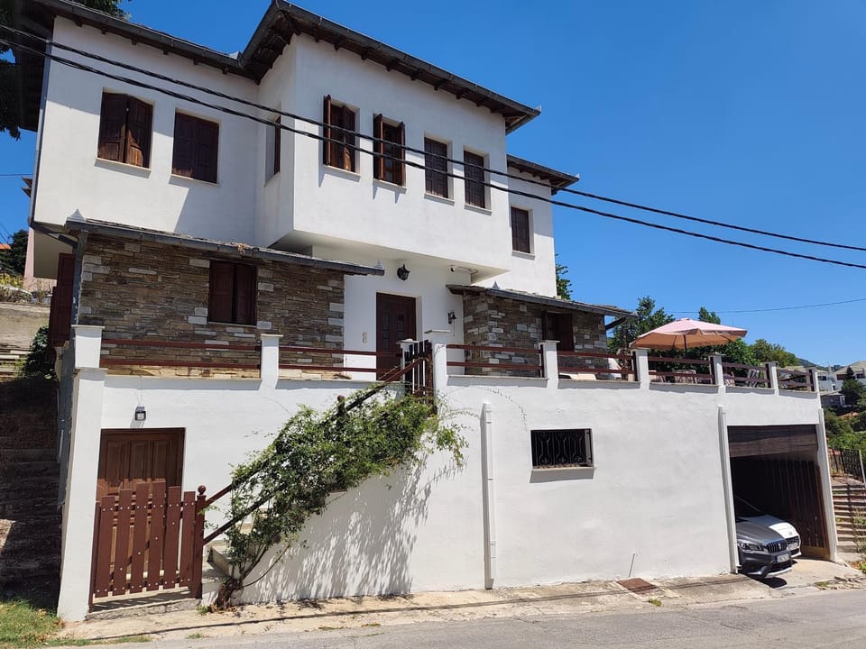 Property building, Day, Neighbourhood, Street view, Parking