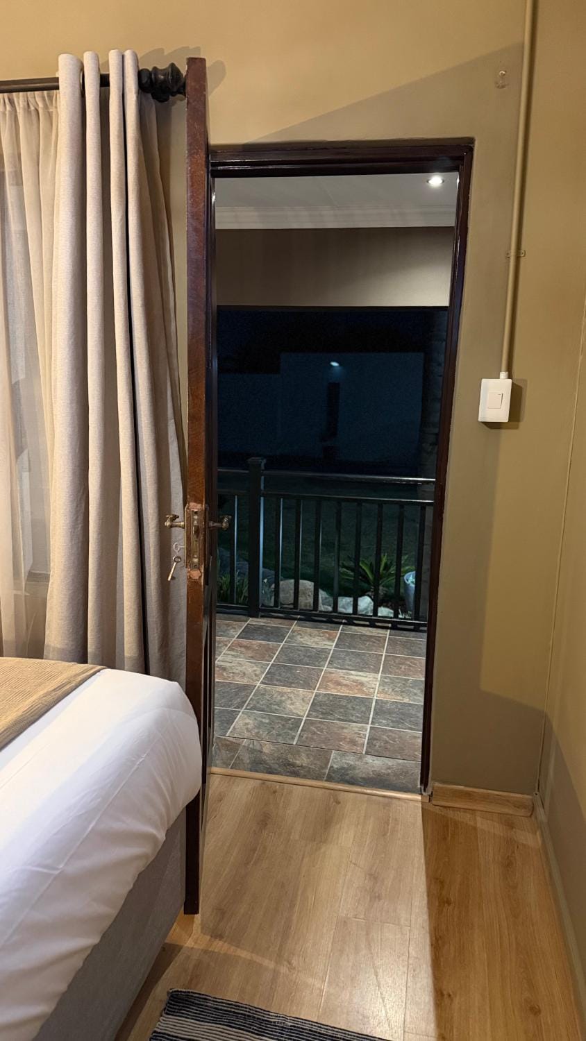 Bed, Photo of the whole room, Bedroom, Inner courtyard view