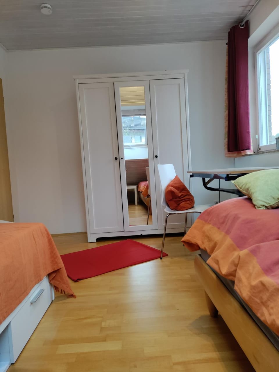 Photo of the whole room, Bedroom, wardrobe