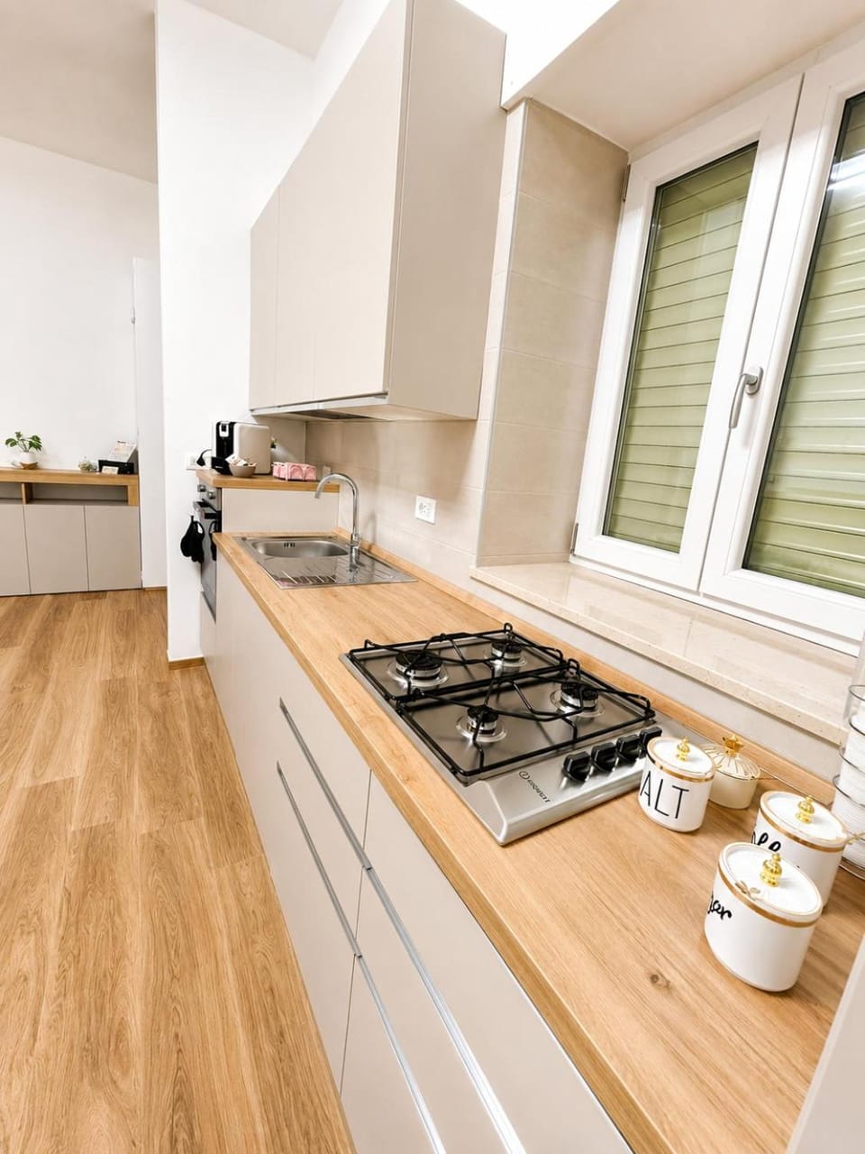 Coffee/tea facilities, Kitchen or kitchenette, dishwasher, stove, toaster
