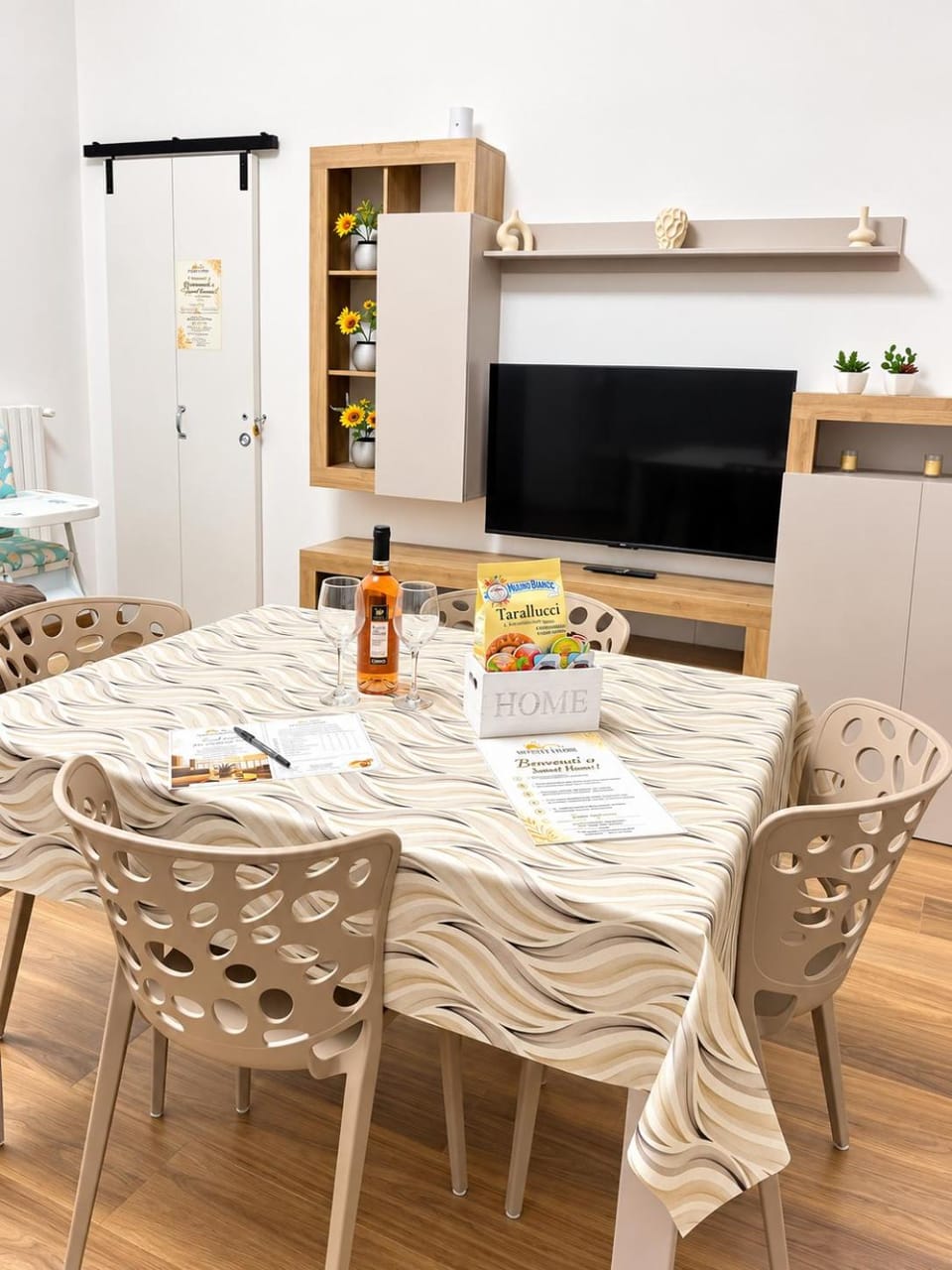 TV and multimedia, Living room, Food and drinks, Dining area, Drinks