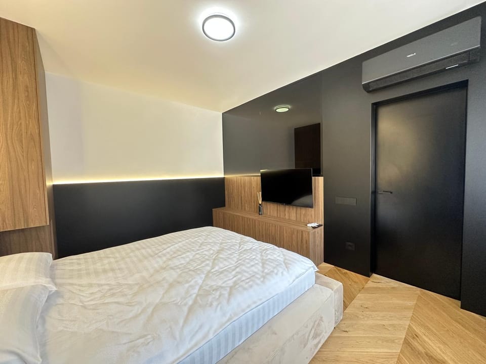 Bed, TV and multimedia, Photo of the whole room, wardrobe, air conditioner