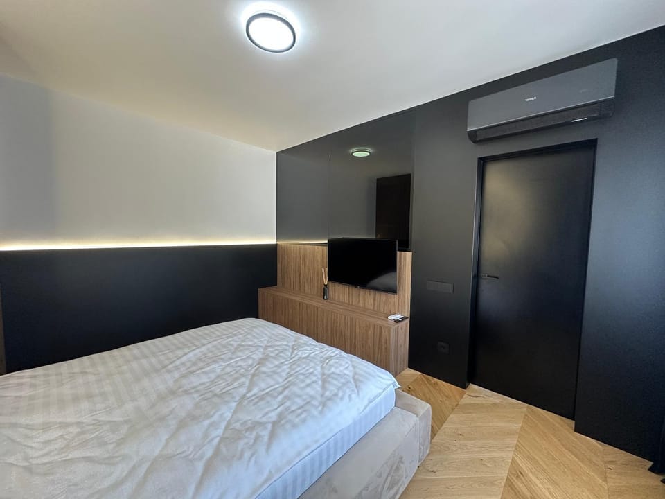 Bed, TV and multimedia, Photo of the whole room, Evening entertainment, Bedroom, air conditioner