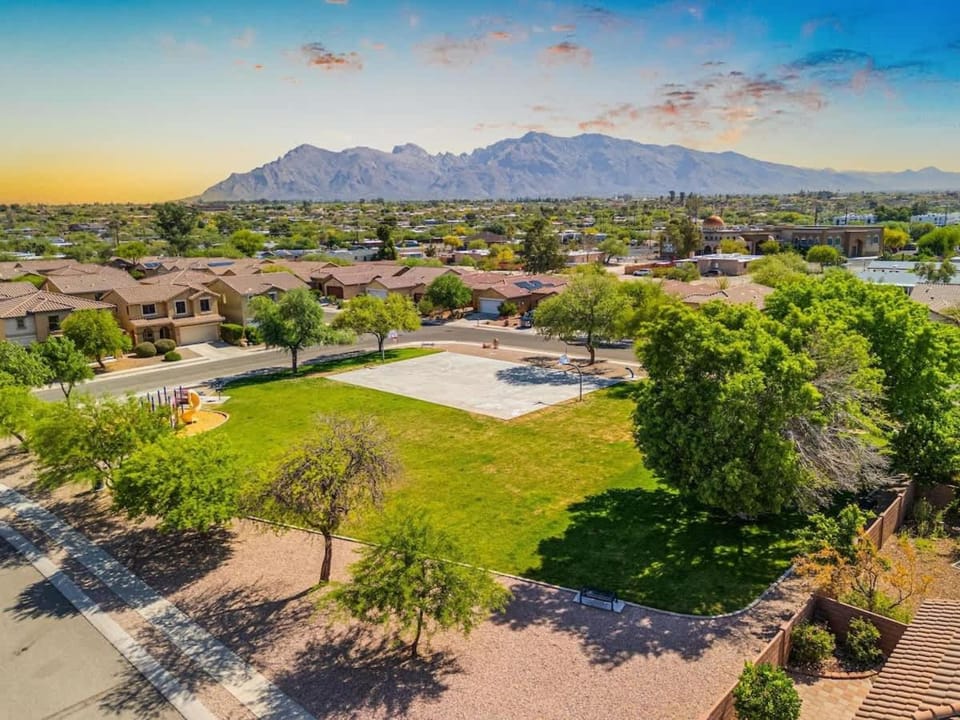 Family Home-mins from the LOOP with Hot Tub House in Casas Adobes