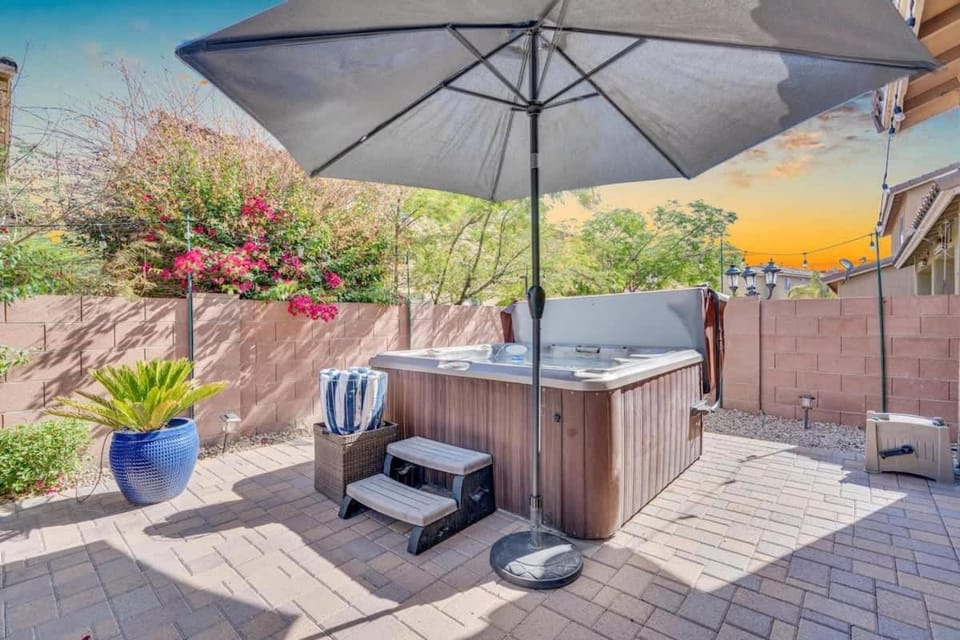 Family Home-mins from the LOOP with Hot Tub House in Casas Adobes
