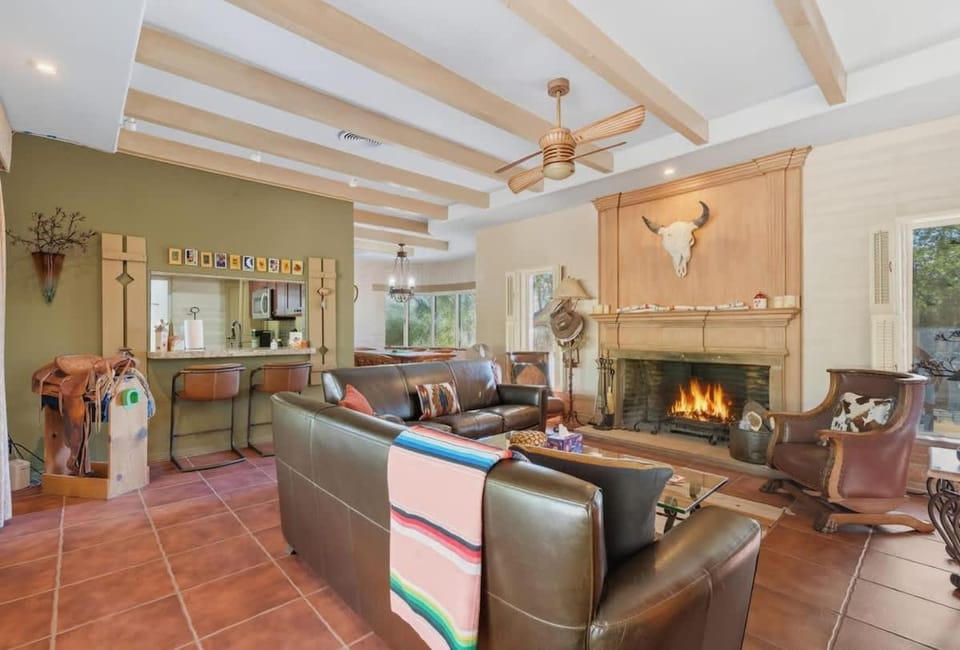 Southwest Gem-Pool & Mountain Views House in Casas Adobes