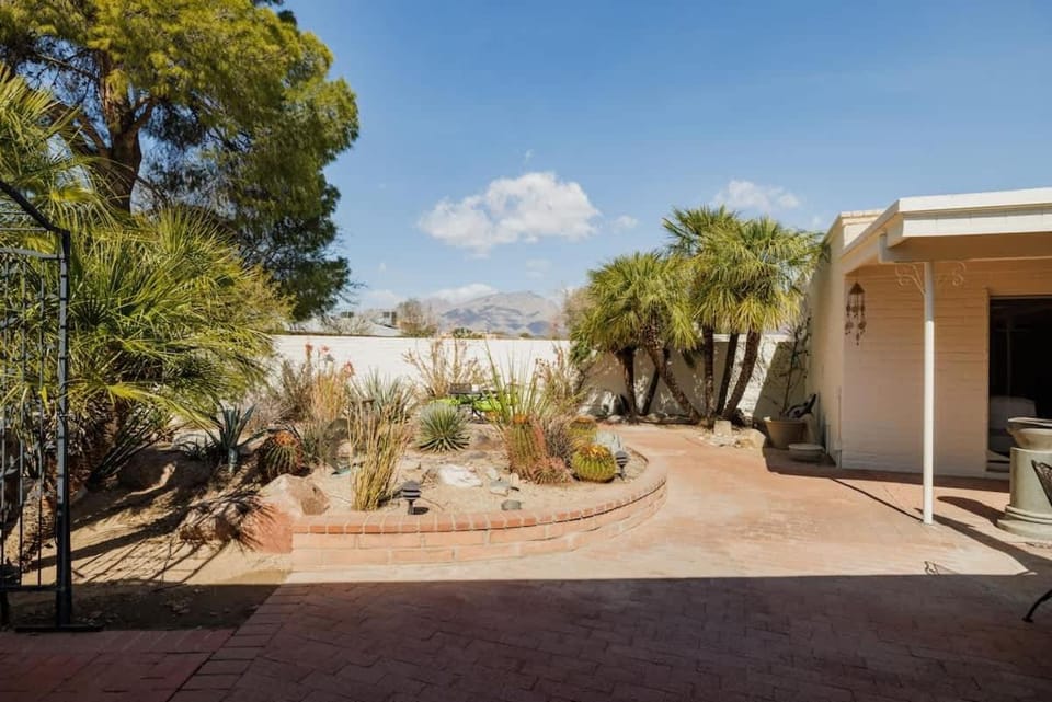 Sonoran Paradise with Pool House in Catalina Foothills