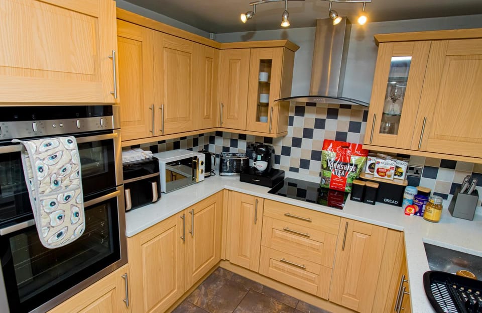 Coffee/tea facilities, Kitchen or kitchenette, oven, stove, toaster