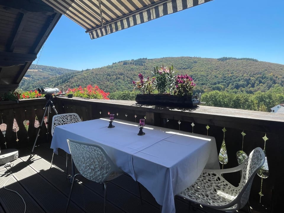 View (from property/room), Balcony/Terrace, Dining area, Mountain view