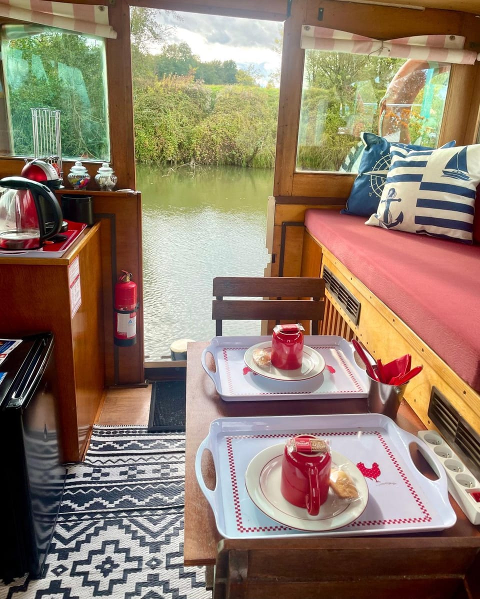 Péniche Mary Docked boat in Auvergne-Rhône-Alpes