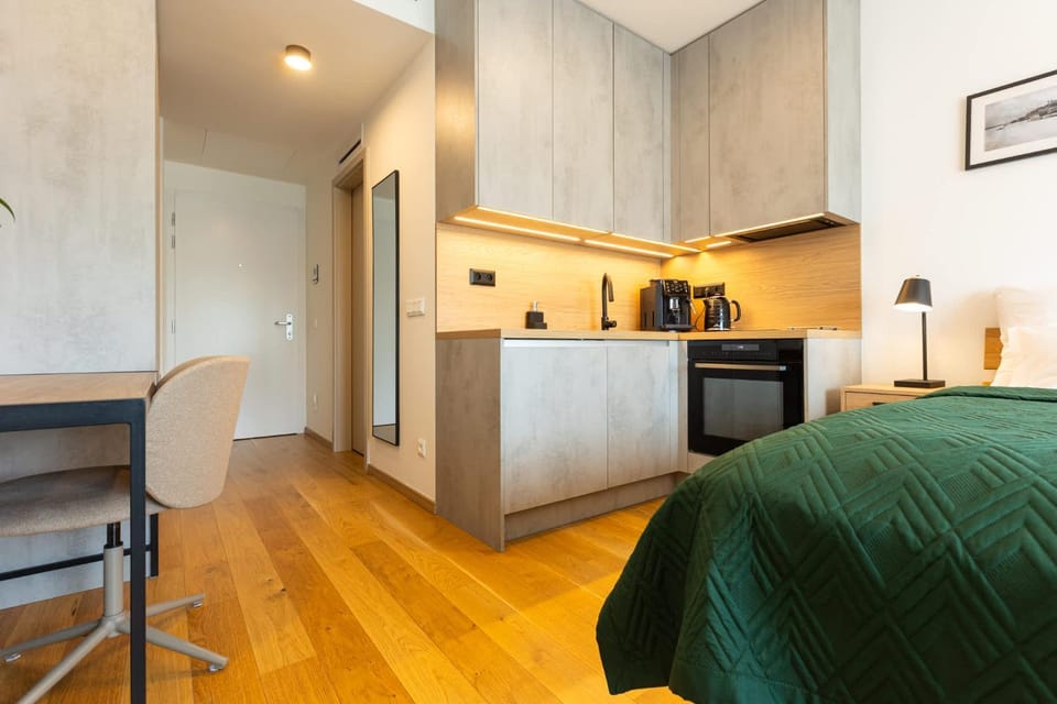 Bed, Kitchen or kitchenette, Dining area, Bedroom, oven