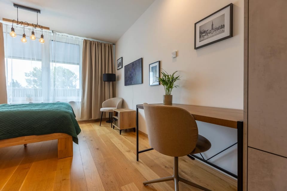 Bed, TV and multimedia, Bedroom