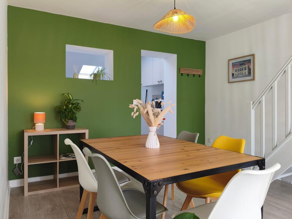 Seating area, Dining area