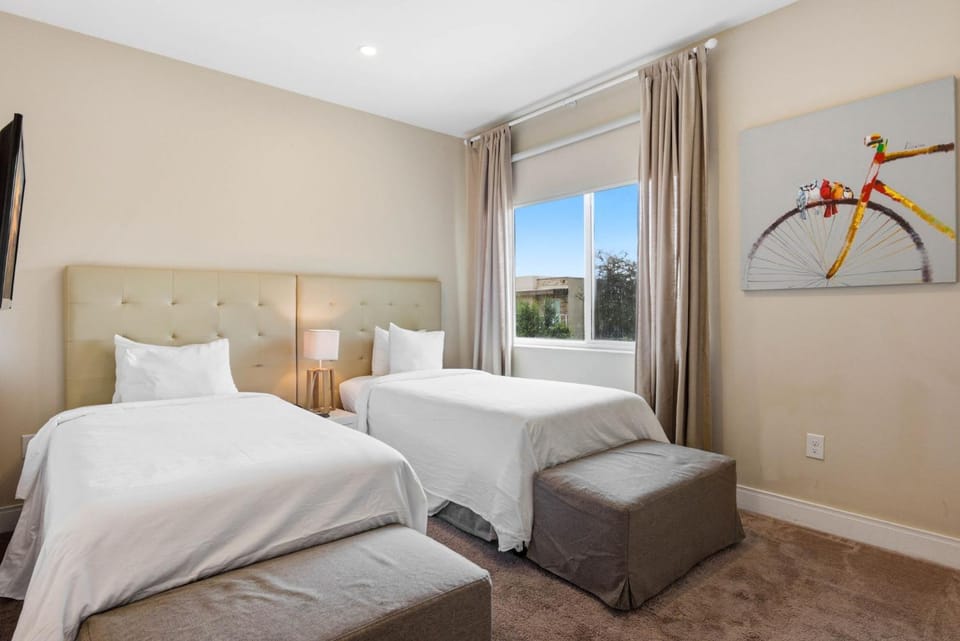 Bed, TV and multimedia, Bedroom