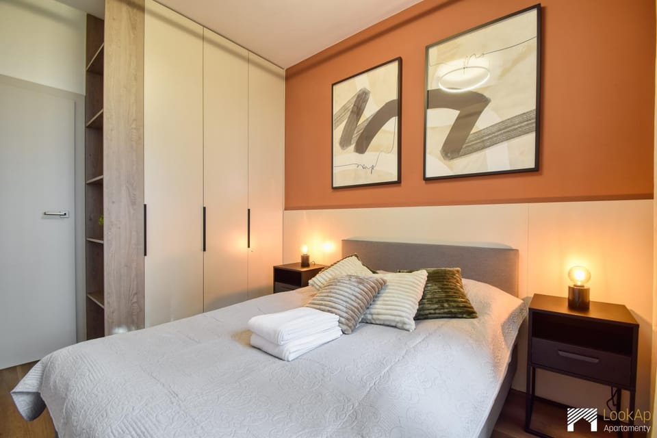 Bed, Bedroom, towels, wardrobe