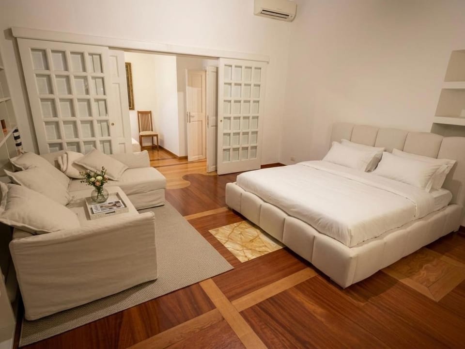 Bed, Photo of the whole room, Seating area, Bedroom