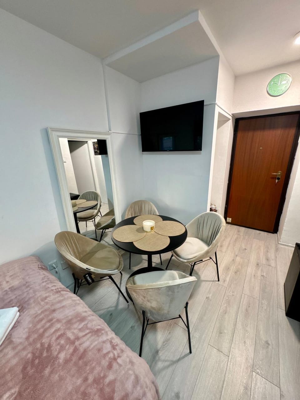 Communal lounge/ TV room, Bed, TV and multimedia, Photo of the whole room, Seating area, Dining area, Bedroom