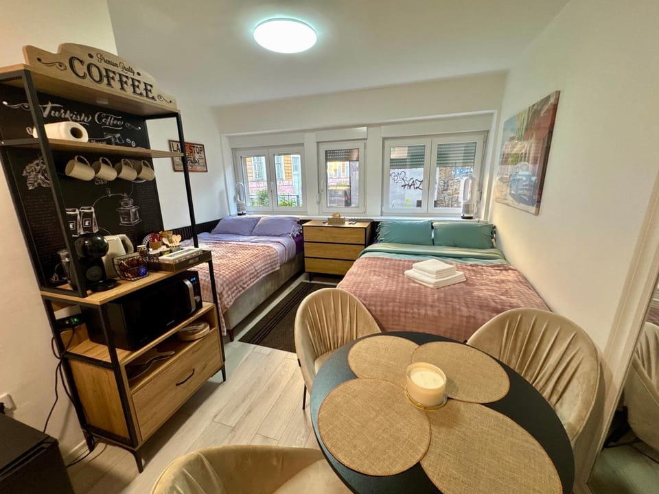 Bed, Coffee/tea facilities, Kitchen or kitchenette, Photo of the whole room, Seating area, Dining area, Bedroom