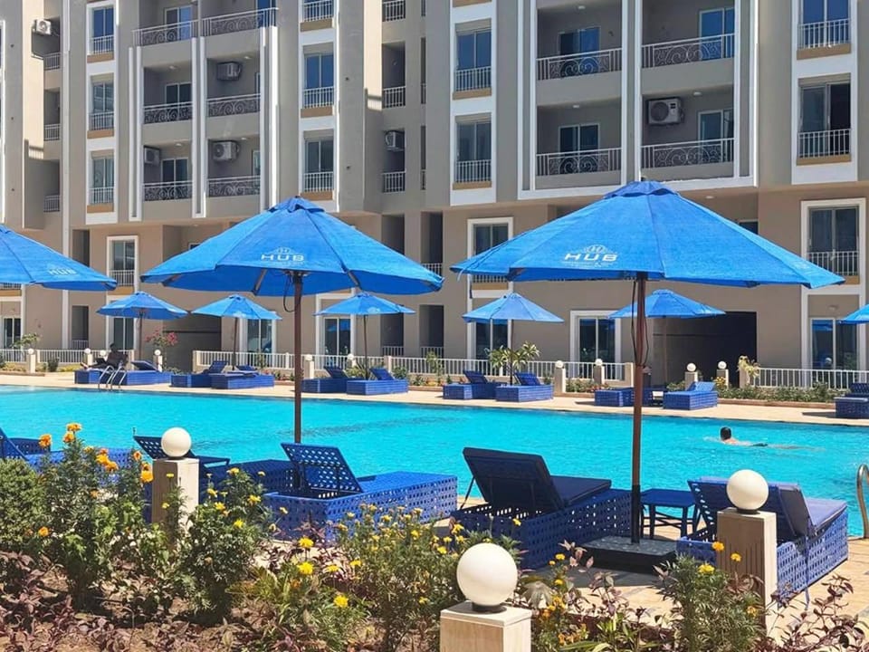 Swimming pool, sunbed