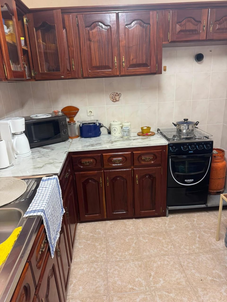 Coffee/tea facilities, Kitchen or kitchenette, stove, toaster