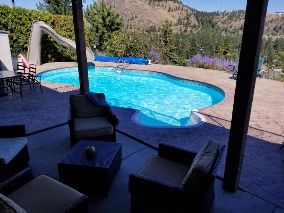 Beautyview Lakeview suite with pool Bed and Breakfast in West Kelowna