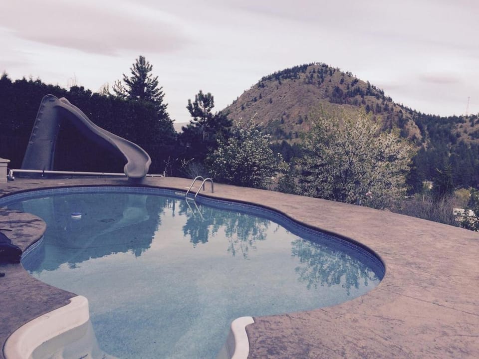 Beautyview Lakeview suite with pool Bed and Breakfast in West Kelowna