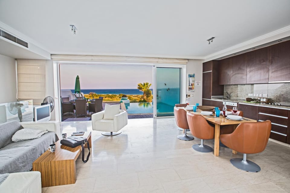 Kitchen or kitchenette, Living room, Sea view, Swimming pool, Swimming pool